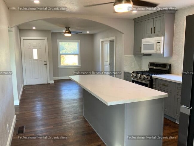 Building Photo - Country property minutes from downtown Pet...