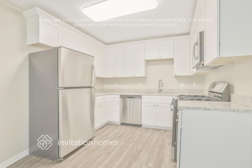 Building Photo - 2694 Candler Dr