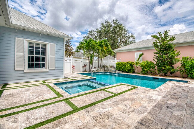 Building Photo - 240 Poinciana Dr
