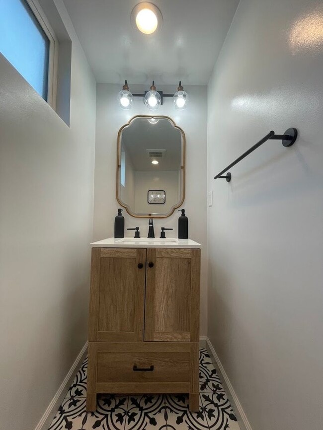 Building Photo - 1813 W Arbutus St