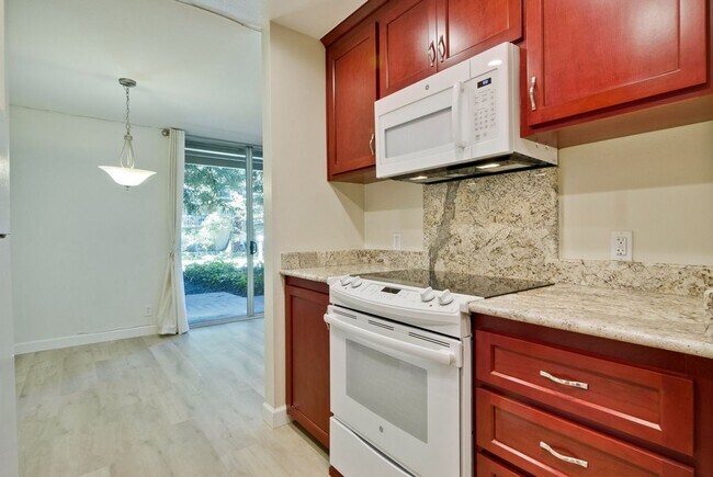 Building Photo - Beautiful 2BR 2BA downstairs condo in Moun...