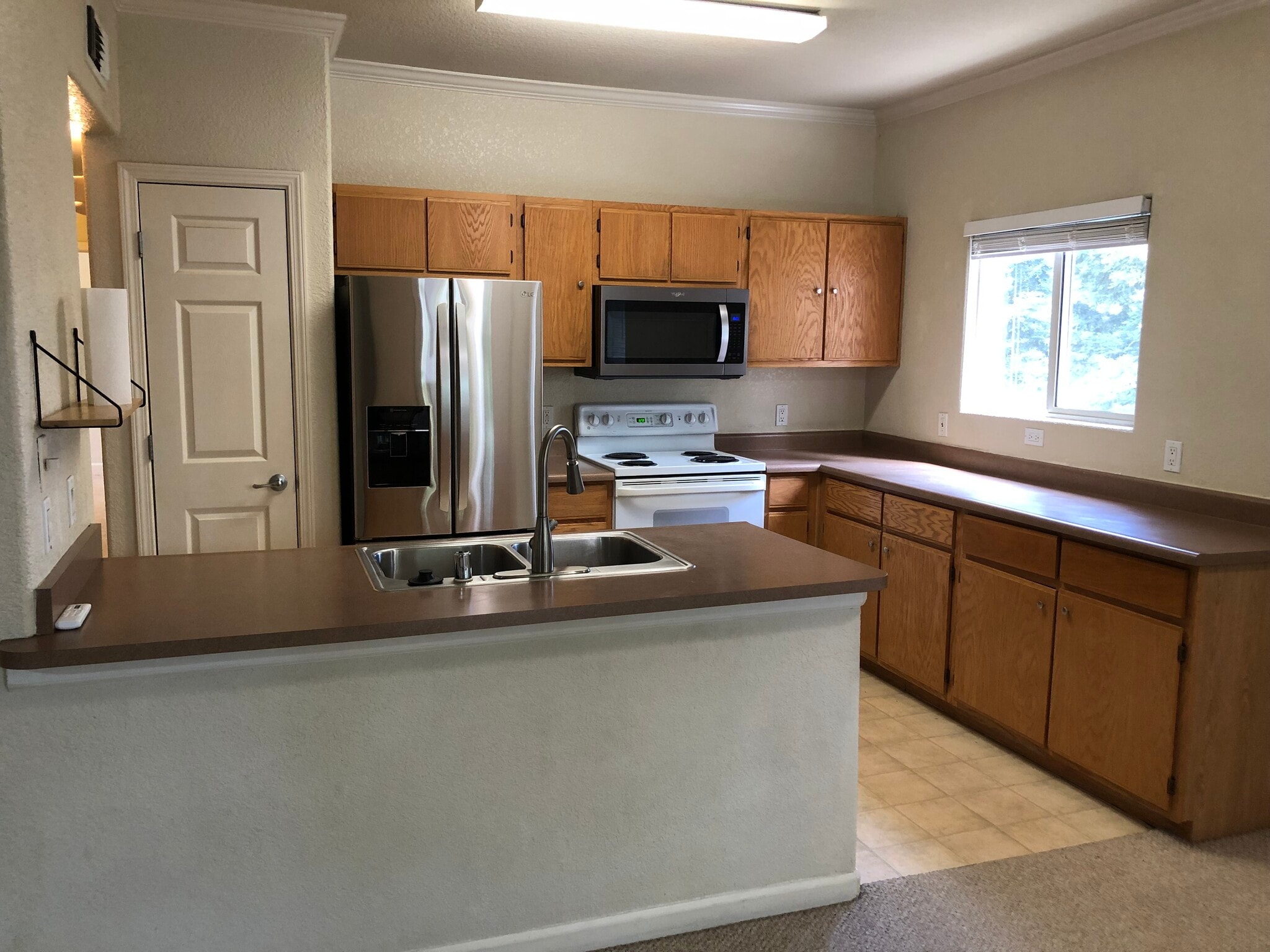 Large open concept kitchen with upgraded newer appliances. - 10001 Woodcreek Oaks Blvd