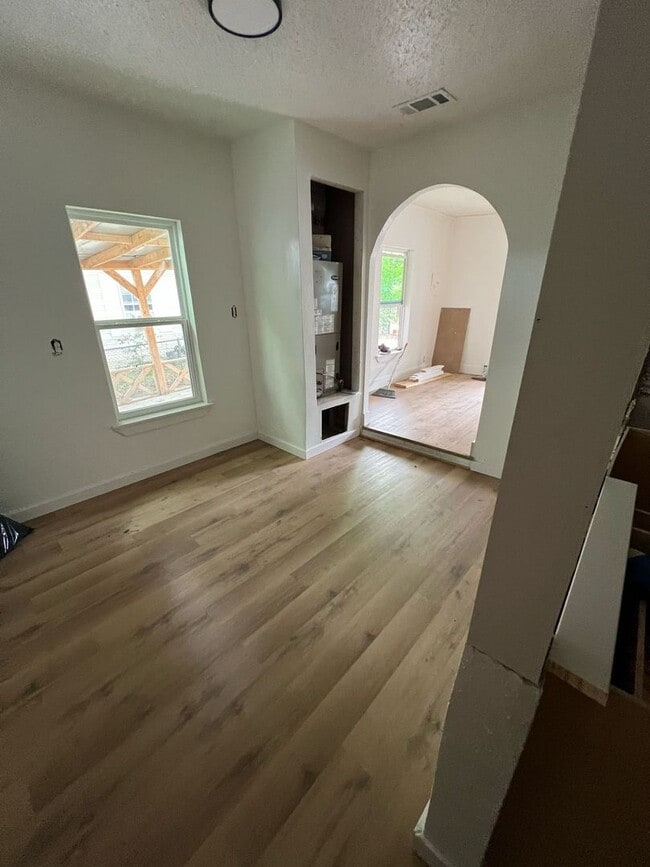 Building Photo - 4 Bed, 2 Bath Home Near Downtown San Antonio
