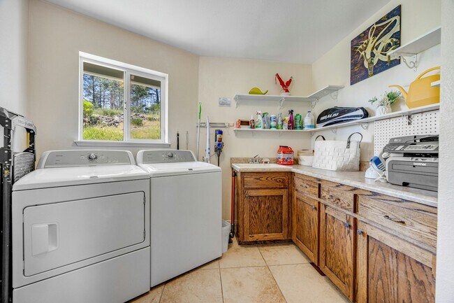 Building Photo - 323 Bodmer Ln