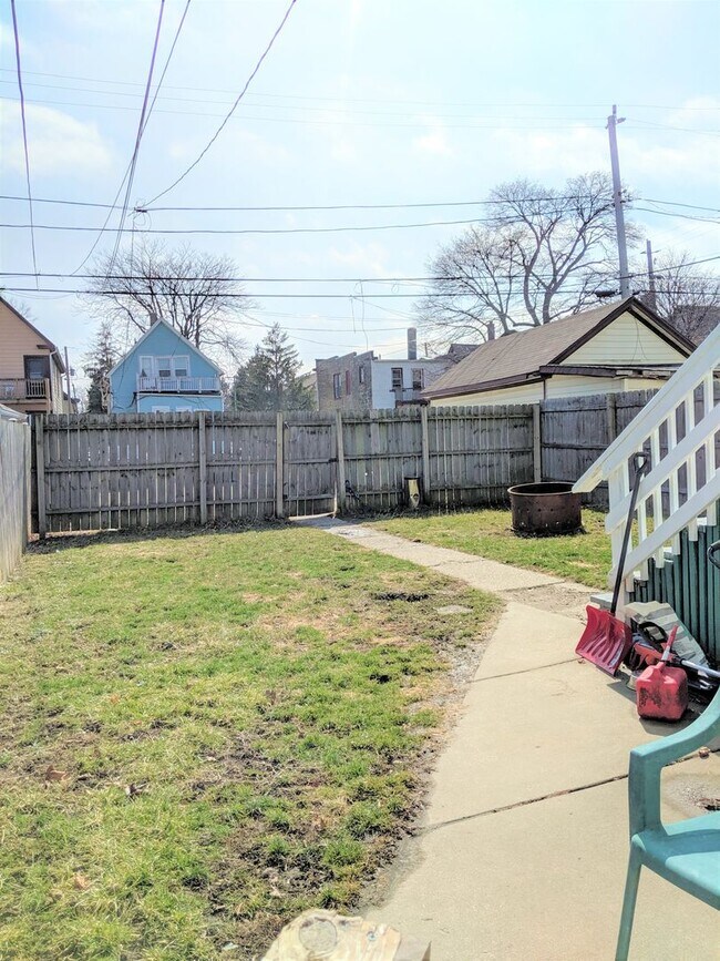 Building Photo - 3633 E Squire Ave