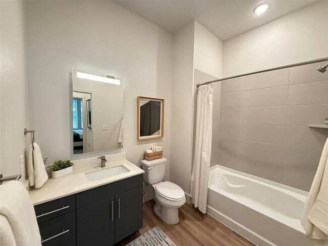Building Photo - 641 W Crosstimbers St