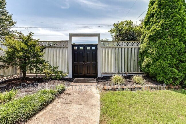 Building Photo - 701 Brent Glen Pl