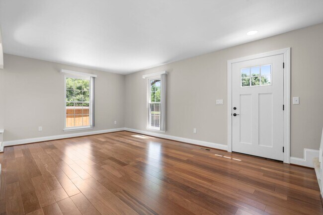 Building Photo - 3 Bed 2.5 Bath - Gaithersburg Townhome - Completely Renovated