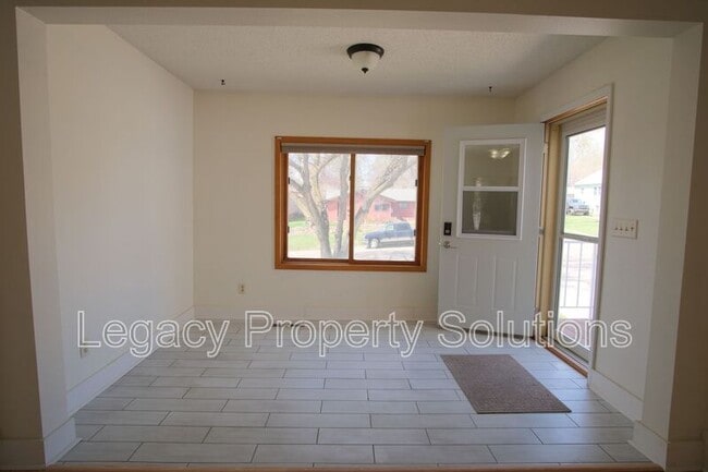 Building Photo - 609 N 13th St