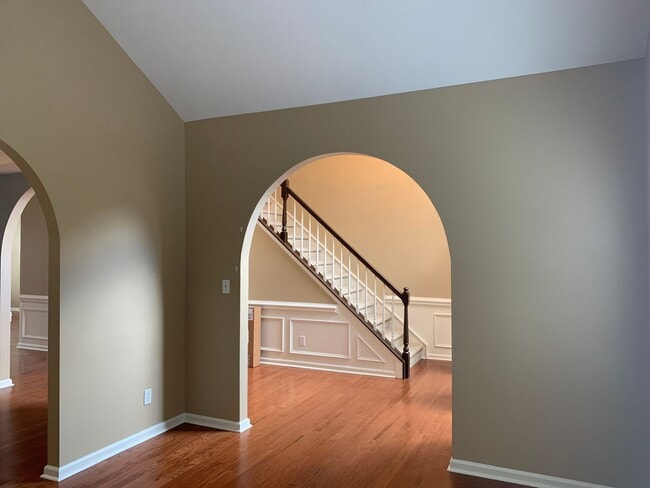 Building Photo - Move-in Ready 5 bedroom, 3.5 bath house lo...