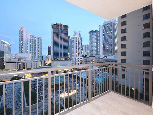 Building Photo - 999 SW 1st Ave