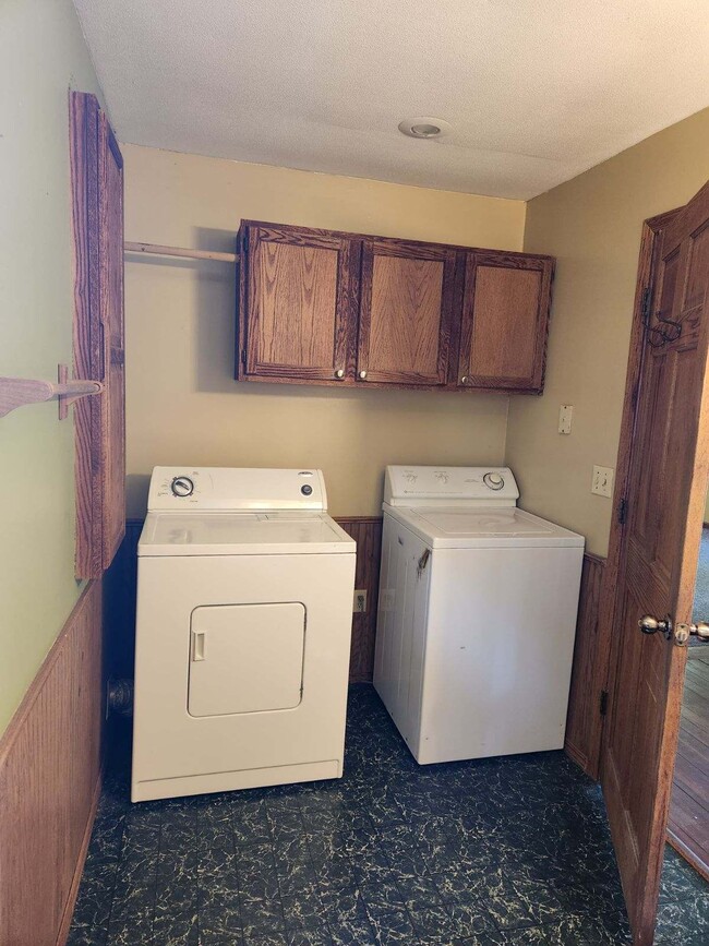 laundry/bathroom - 811 W Peck St