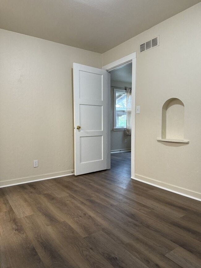 Building Photo - Sweet 2/1 Available NOW!!!