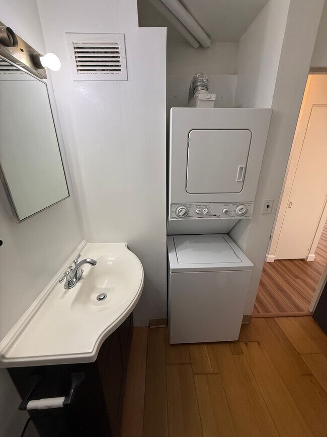 Building Photo - 1 Bedroom / 1 Bathroom / 1 Parking – Recently Renovated