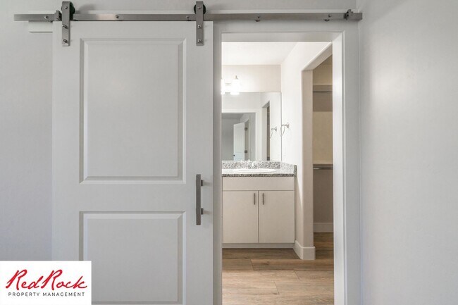 Building Photo - Gorgeous 3 Bedroom Townhome in Washington!