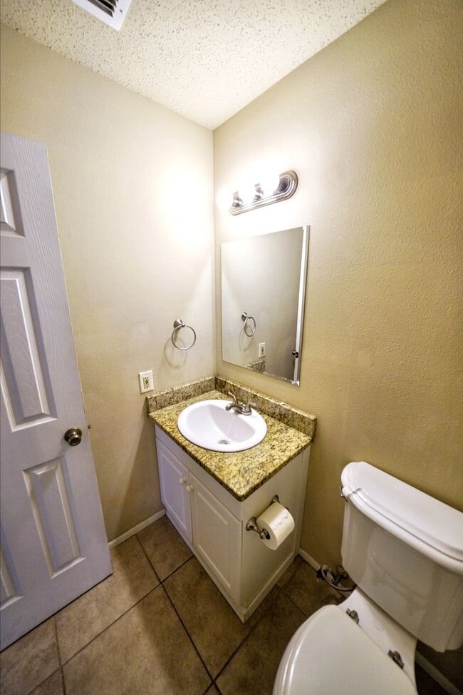 Building Photo - Cozy 3-Bed, 2-Bath with Fireplace in Prime...