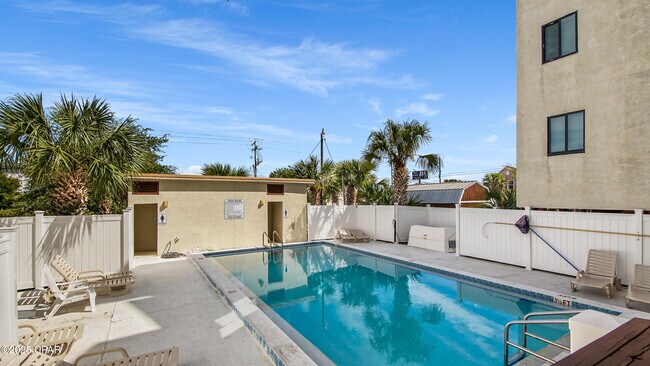 Building Photo - 4114 Holiday Dr