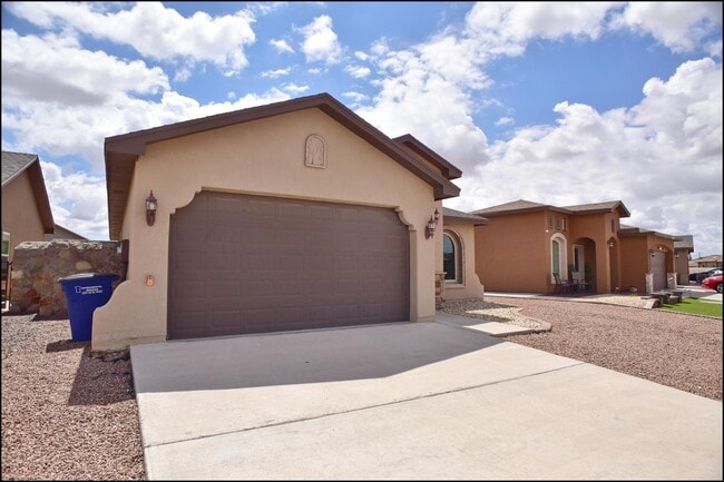 Building Photo - 3744 Loma Adriana