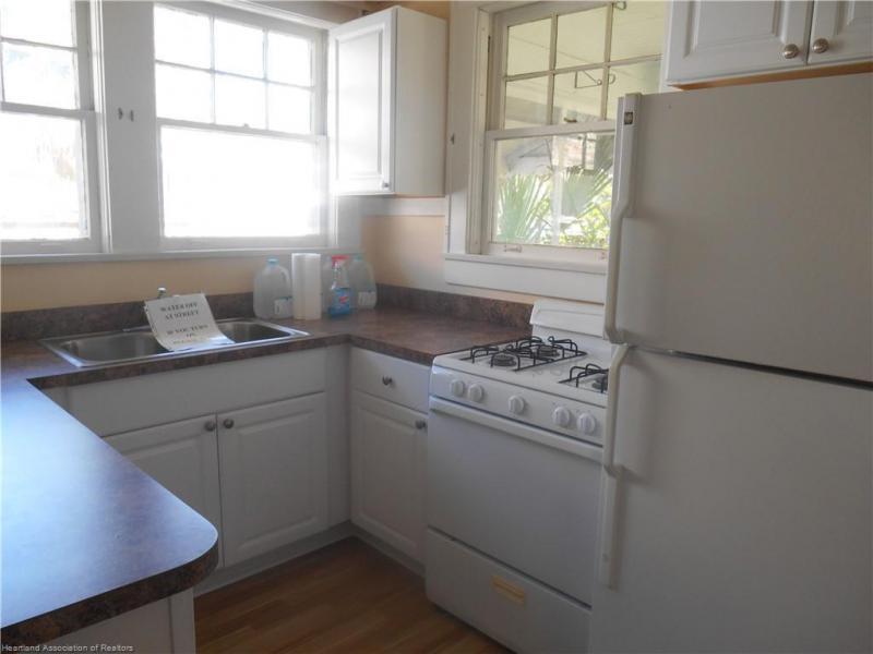 Kitchen - 1870 Lakeview Dr