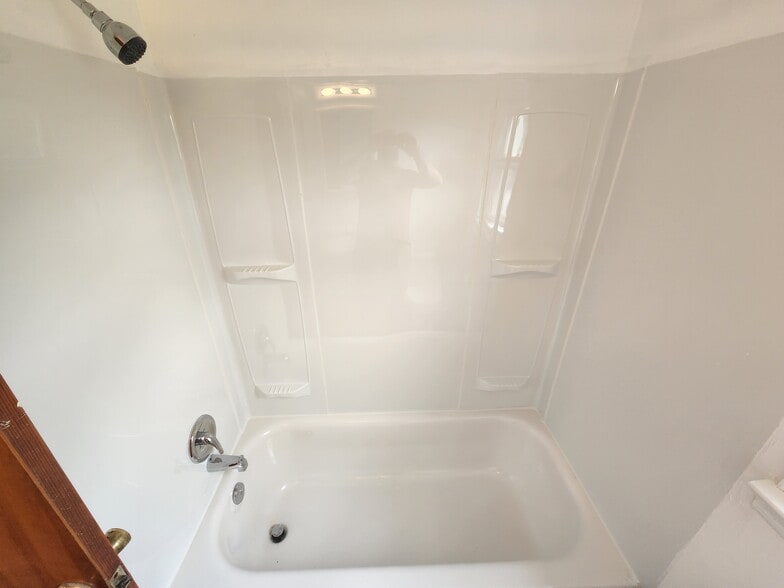 Bathroom Tub and Shower. - 1918 Rosemore Ave