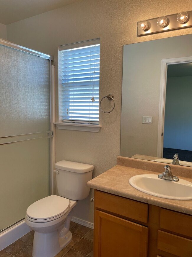 Building Photo - Very Nice 3 Bedroom 2.5 Bathroom Townhome ...