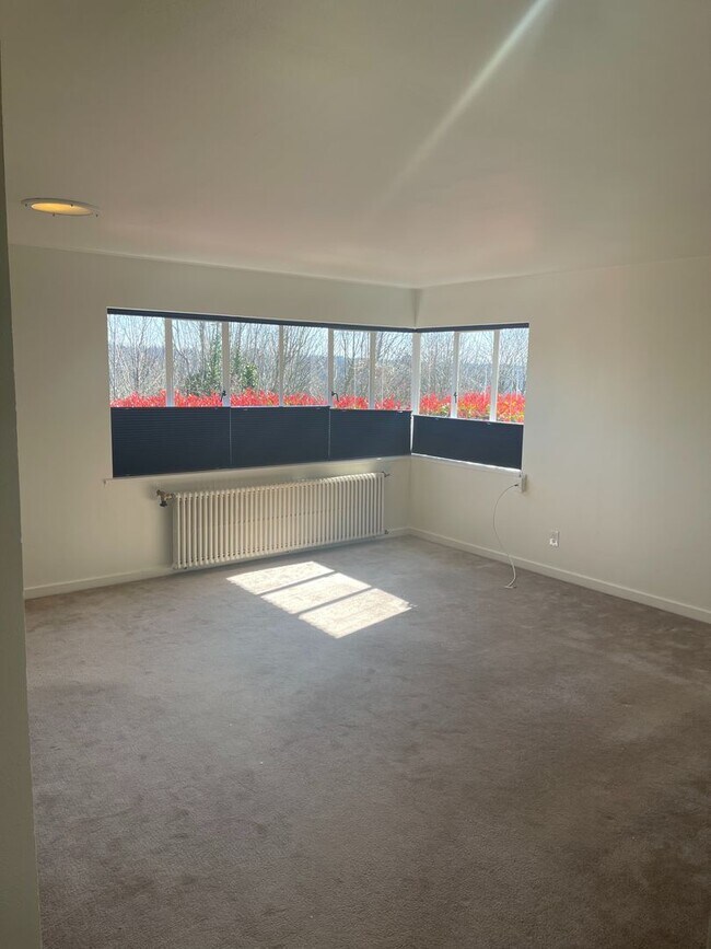 Building Photo - Cute and Cozy East Queen Anne Condo with 2 Bedrooms, 1 Bath and 1 Covered Parking Space