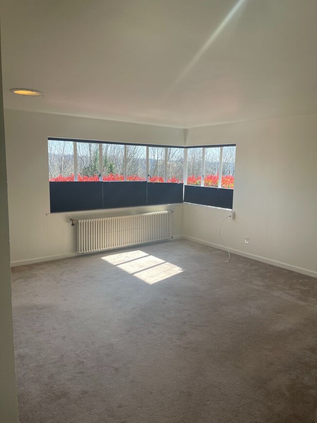 Building Photo - Cute and Cozy East Queen Anne Condo with 2...