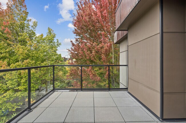 Building Photo - 504 NE Brazee St