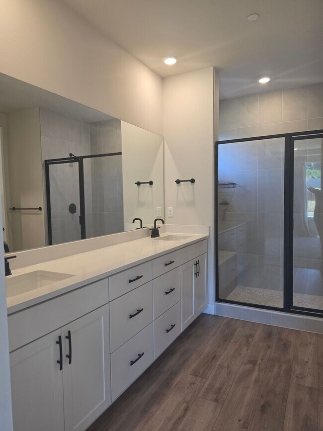 Building Photo - 3 Bedroom Plus Den Rambler in Arborwood!