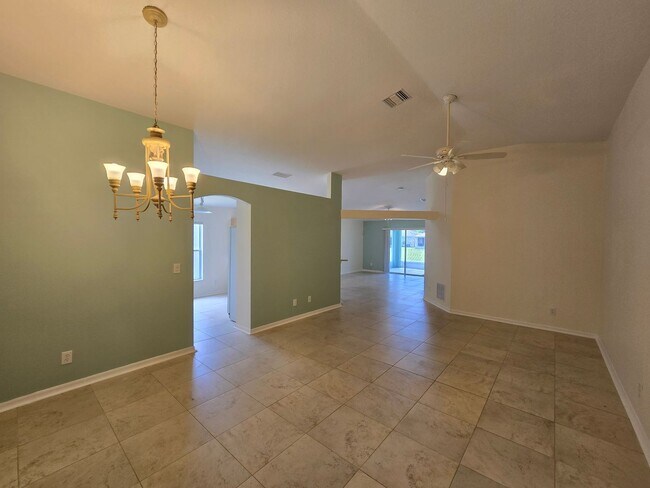 Building Photo - 4 Bedroom 2 Bathroom in Waterford Lakes