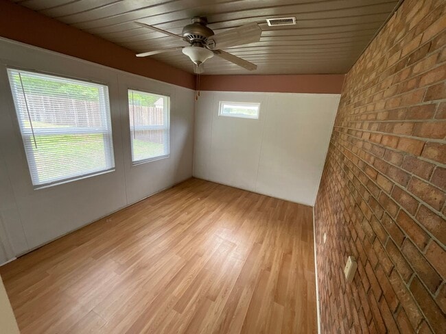 Building Photo - 4050 Linwood Dr