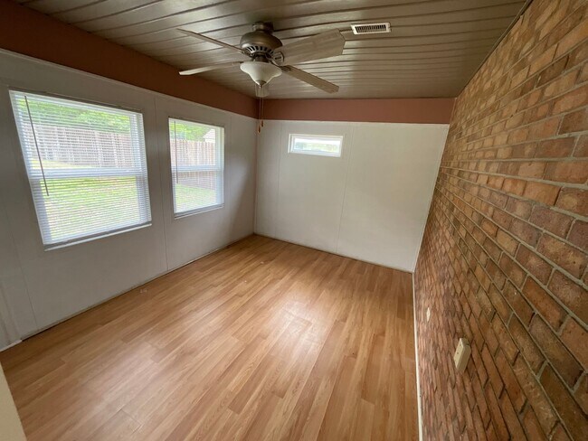Building Photo - Fantastic 3/2 Home in Sunny Hills w/ 2-Car Garage & Lawn Maintenance