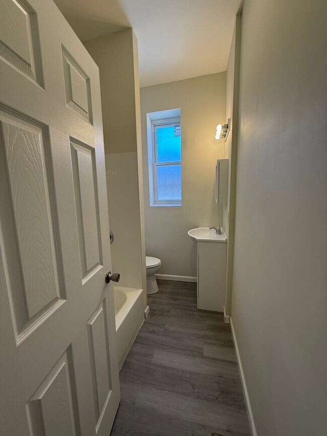 Building Photo - "Charming 2-Bed Oasis in St. Louis City – Spacious 1000 Sq Ft Living at 3215-3217 Nebraska Ave!"