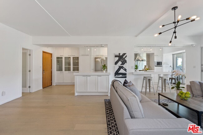Building Photo - 838 N Doheny Dr