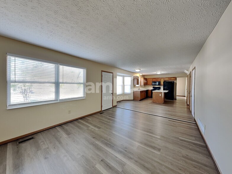 Building Photo - 8558 Rodebaugh Rd