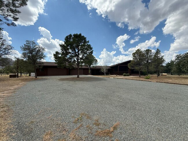 Building Photo - Custom home on 3 acres in Williamson Valley