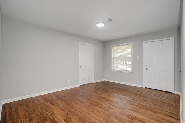 Building Photo - $1,000 Move In Special – First Month with 18 Month Lease