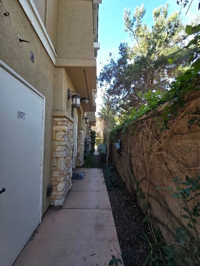 Building Photo - Bright Corner Unit Near Trails with Pool & 2-Car Garage