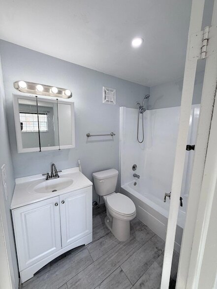 Building Photo - 2109 SE Edler Dr