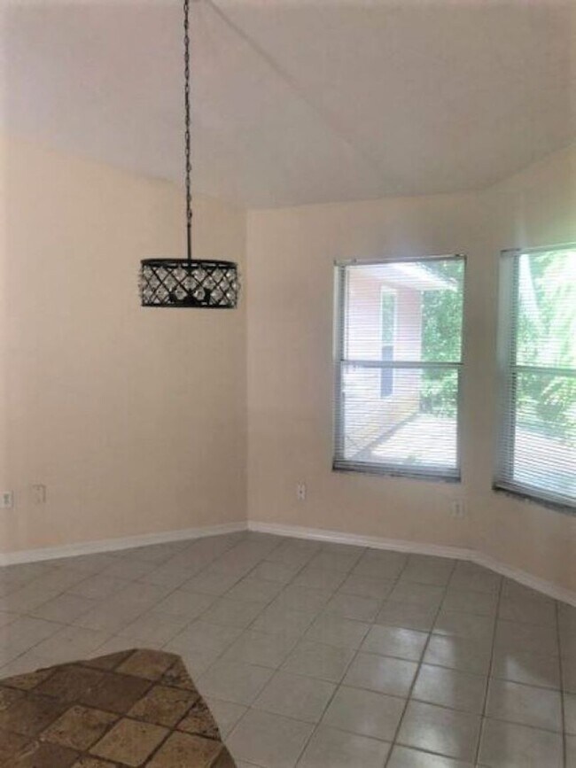 Building Photo - 4 Bedroom/2 Bath located in Broadmoor