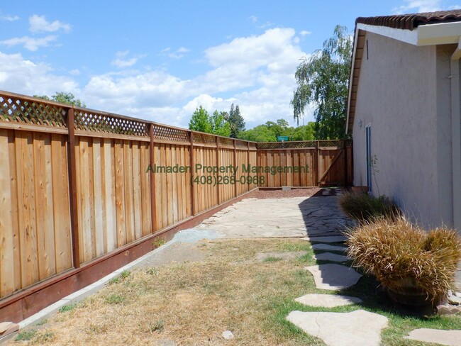 Building Photo - Updated Home, Central A/C & No Carpets! Pe...