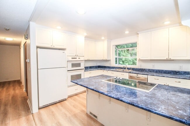 Building Photo - !! $3500 for 18 month lease !!  Private La...