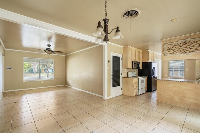 Building Photo - 214 W Strickland St