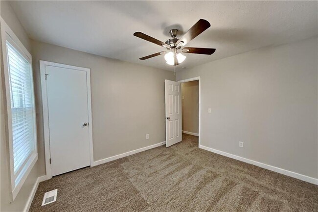 Building Photo - 3929 Lookout Point Dr