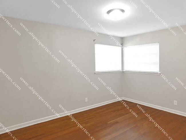 Building Photo - 3520 Royal Crest Dr