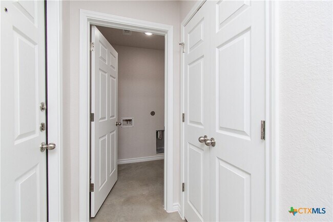 Building Photo - 802 White Meadow Ln