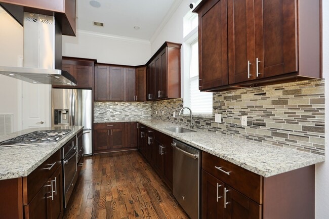 Building Photo - 2212 Stuart St