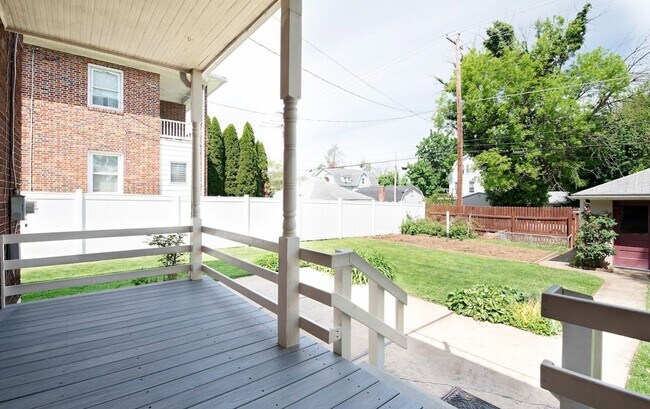 Building Photo - Spacious 3 Bedroom Duplex