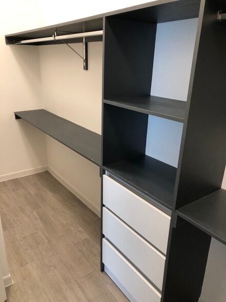 Building Photo - 706 W Carmel Ave