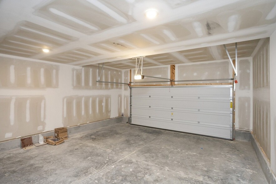 Building Photo - 5370 Bellflower Hls